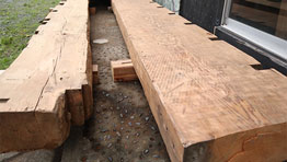 木材の板が地面に置かれ、隣接して並んでいる。