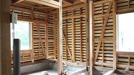 木の壁と窓がある空間、未完成の建設現場の様子。