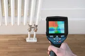 サーモカメラを使用してラジエーターの熱分布を検査しています。