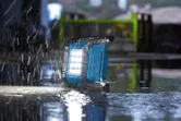 建設現場の大雨の際に濡れた床で作動する作業灯。
