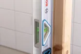 木製梁の垂直方向の位置合わせをチェックするレーザーレベル測定ツール。