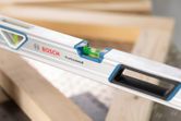 木製梁の位置合わせを測定するためのアルミ製光学レベル。