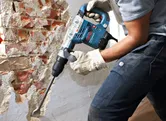解体用ハンマーを使用する人。.