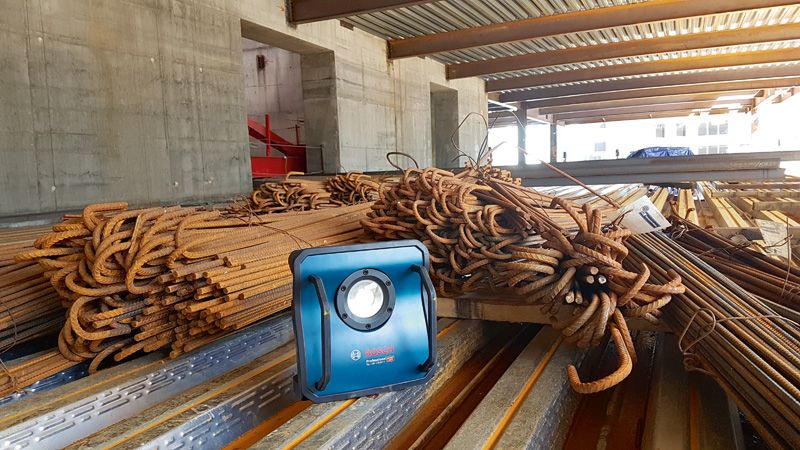 GLI 18V-10000 C 作業灯付きの鉄筋スタック。.