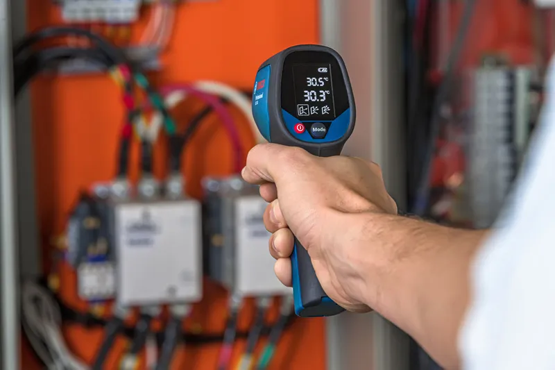 赤外線温度計がパネルをチェックします。.