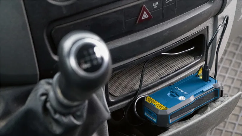 USB ケーブルを介して車のコンソールでバッテリー パックを充電します。.