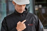 安全装備を着用した人が胸部のボタンを押して加熱ジャケットを起動します。