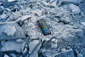 壊れたコンクリートの瓦礫の山の上に置かれたレーザー測定装置。