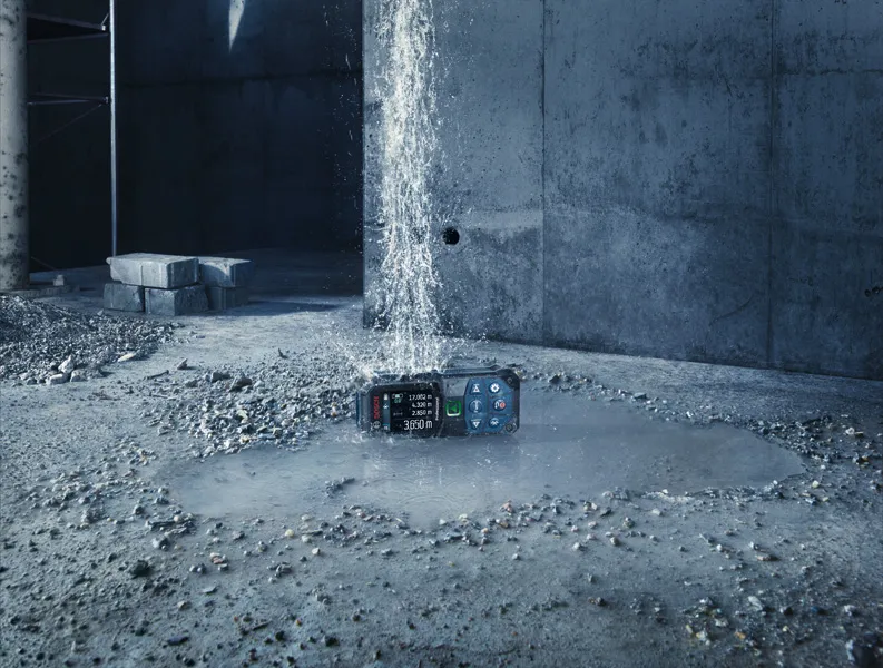 落下する水の下にある装置。.