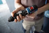 屋内で電動工具用の FlexiClick アダプターを持っている人。