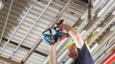 Bosch GCB 18.0 V-LI コードレス バンドソーで頭上パイプを切断します。
