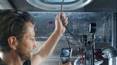 8.5mmのヘッドを備えた検査カメラを使用して、工業用パイプを検査する人。