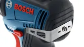 金属製ベルトクリップ付きのBoschコードレス ドリル。