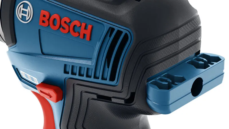 サイドにビットホルダーが取り付けられたBoschのドリル。