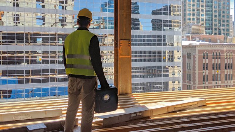 街を見下ろす建設作業員。.