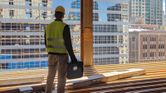 街を見下ろす建設作業員。.