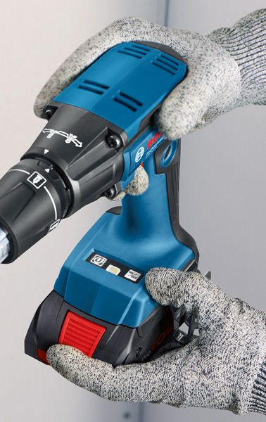 GTB 18V-45 安全装置を装着した人がコードレス電動ドリルを操作します。.