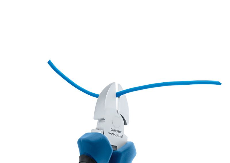 Boschのサイドカッターが青い DC ケーブルを切断しています。.