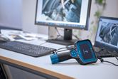 オフィスデスクのコンピューターに接続された検査カメラがエンジンの画像を表示しています。
