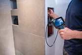 検査カメラを使用して壁パネルの内部を検査します。