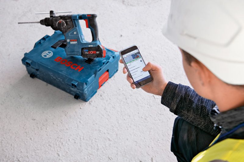 Boschのツールを使用する作業員。.