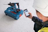 Boschのツールを使用する作業員。