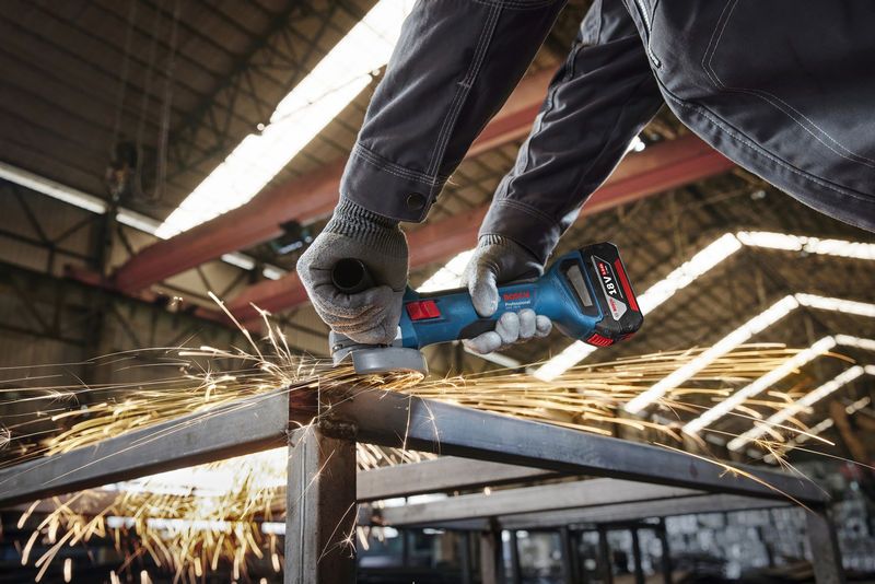 △△BOSCH ボッシュ Professional 18v　ディスクグラインダー　充電器・充電池1個・ケース付 gws 18v-li ブルー △△ BOSCH ボッシュ Professional 18v ディスクグラインダー 充電器