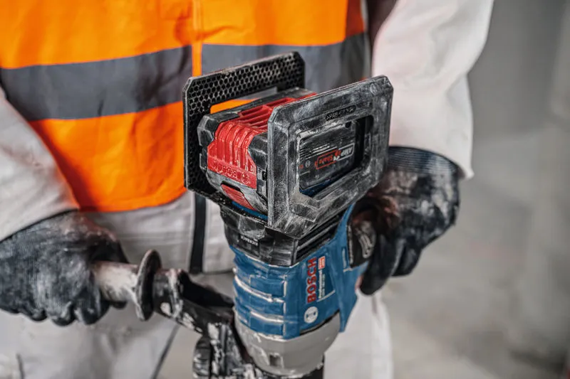 安全装置を着用した人がコードレス撹拌機構を操作します。.