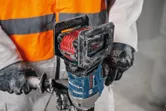安全装置を着用した人がコードレス撹拌機構を操作します。