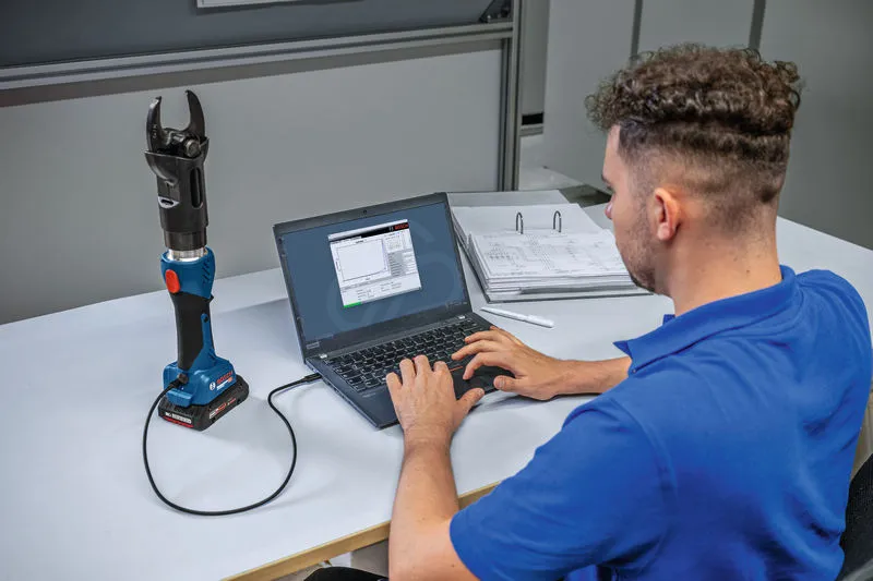 GKH 18V-50 データ分析のために、コードレス油圧切断ツールをラップトップに接続しています。.