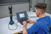 データ分析のために、コードレス油圧切断ツールをラップトップに接続しています。.