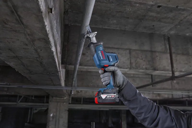 GSA 18V-24 安全装置を装着した人が、レシプロソーで頭上の金属パイプを切断しています。.