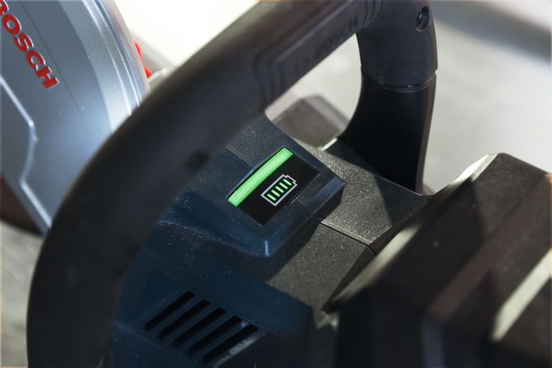 コードレスグラインダーのディスプレイに、バッテリーが完全に充電されたことを示すインジケーターが表示されています。.