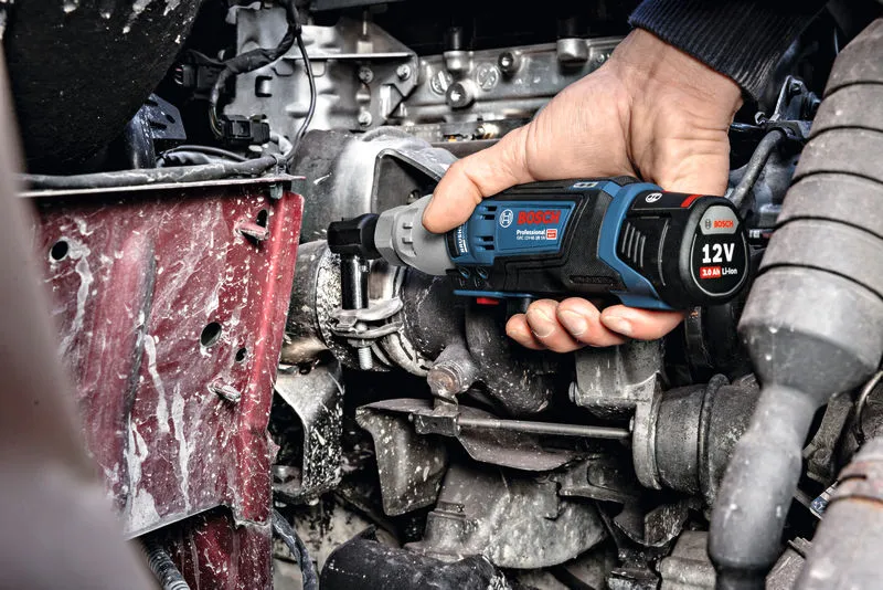 コードレスラチェットレンチを使用して、エンジンルーム内のボルトを締めます。.