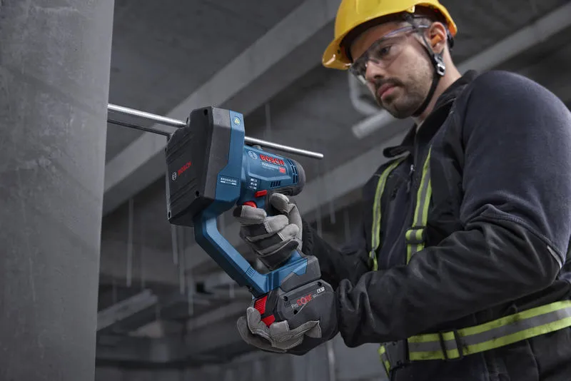 安全装置を装着した人がコードレスロッドカッターでネジ棒を切断します。.