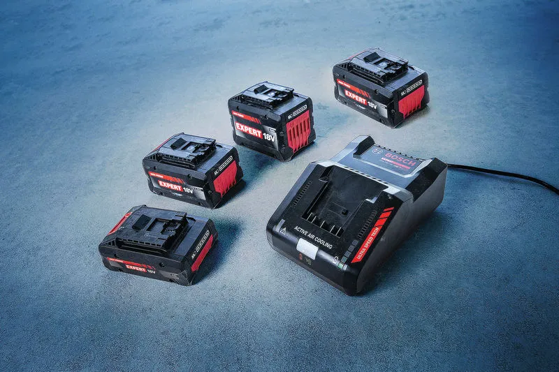 Bosch EXAL18V-160 充電器と 18V Expert バッテリー 4 個。.