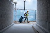 現場に設置されたBoschL-BOXX 請負業者用セット 3 キャリングケースシステム。
