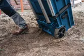 泥の中でのBoschL-BOXX Contractor 476 キャリングケースシステム。