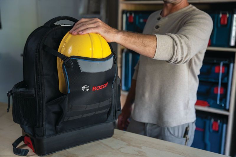 黄色いヘルメットが入ったBoschL-BOXX作業用バックパック。