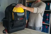 黄色いヘルメットが入ったBoschL-BOXX作業用バックパック。