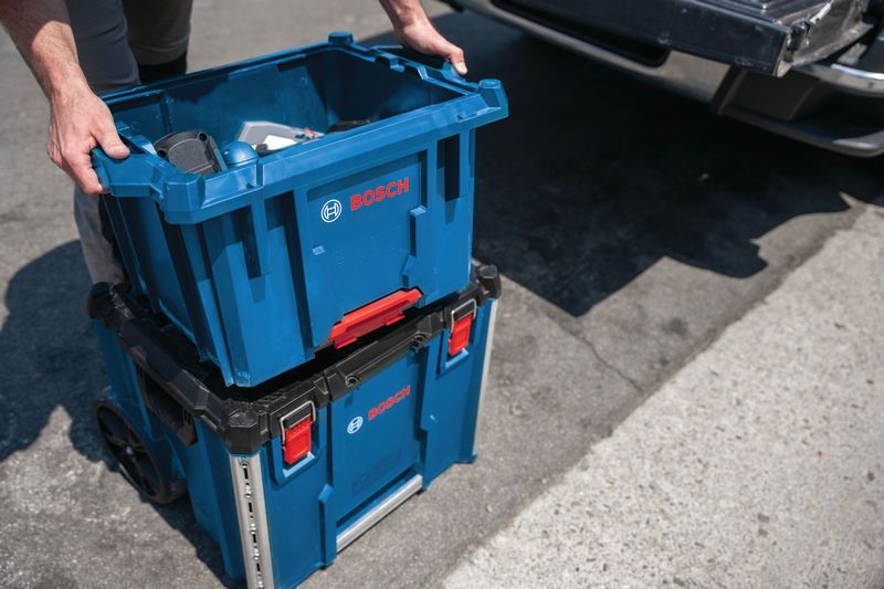 BoschL-BOXXコントラクタークレートをキャリングケースシステムに積み重ねて使用しています。