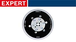 黒いBosch Expert工具の円形ディスクが白い背景に置かれています。