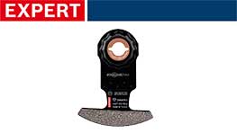 黒いBosch Expert工具の刃が白い背景に置かれています。