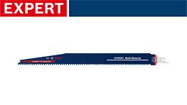 青いBosch Professionalの鋸刃が白い背景に置かれています。