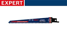 青いボッシュエキスパートの木工用ノコギリが白い背景に置かれています。