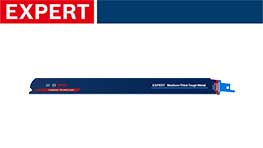 青い Bosch Expert ツールの刃が白い背景に横たわっています。