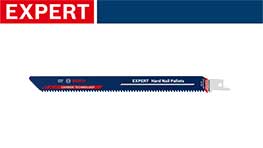 青いボッシュプロフェッショナルの鋸刃が白い背景に横たわっている。