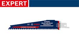 青いボッシュプロフェッショナルの鋸刃が白い背景に置かれている。