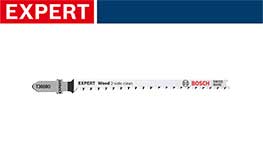 白いボッシュの木材用ブレードが青い背景に配置されている。