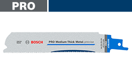 青いボッシュプロフェッショナル金属用ノコギリの刃が白い背景に置かれている。